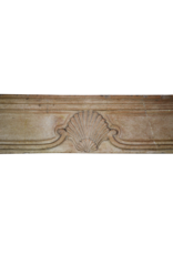 Maison Leon Van den Bogaert Elegante antike französische Kaminumrandung aus Stein