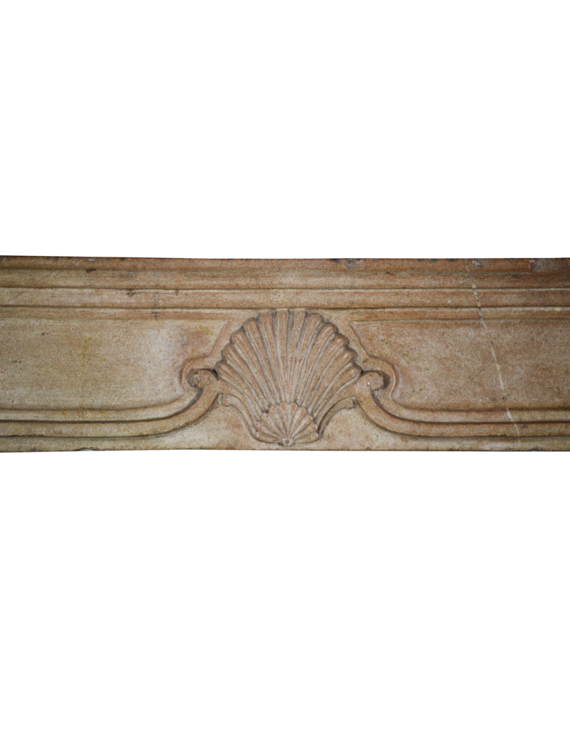 Maison Leon Van den Bogaert Elegante antike französische Kaminumrandung aus Stein
