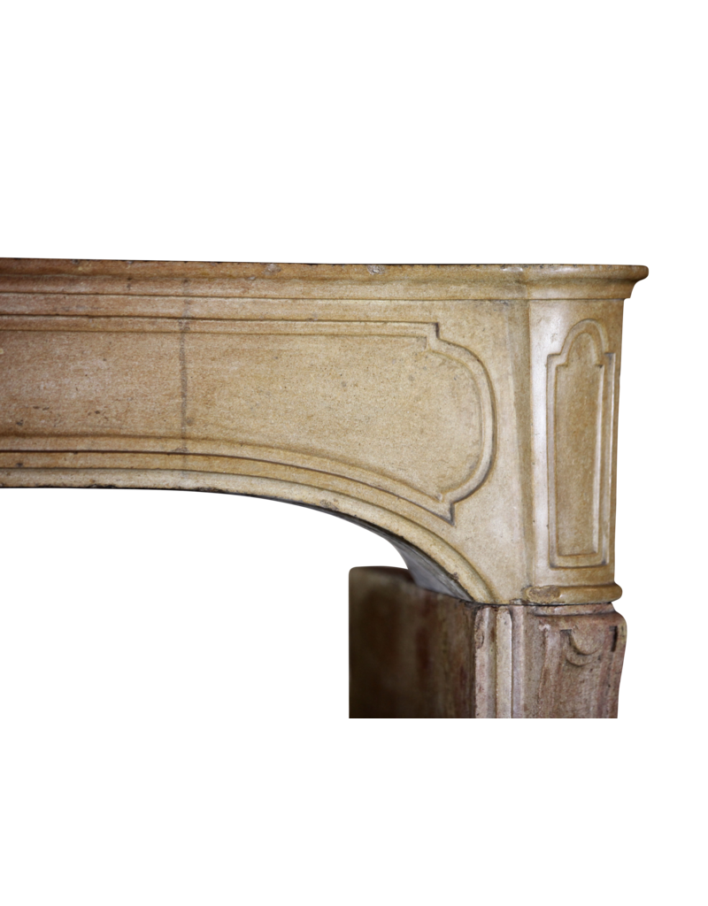 Maison Leon Van den Bogaert Elegante antike französische Kaminumrandung aus Stein