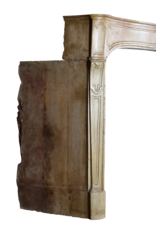 Maison Leon Van den Bogaert Elegante antike französische Kaminumrandung aus Stein
