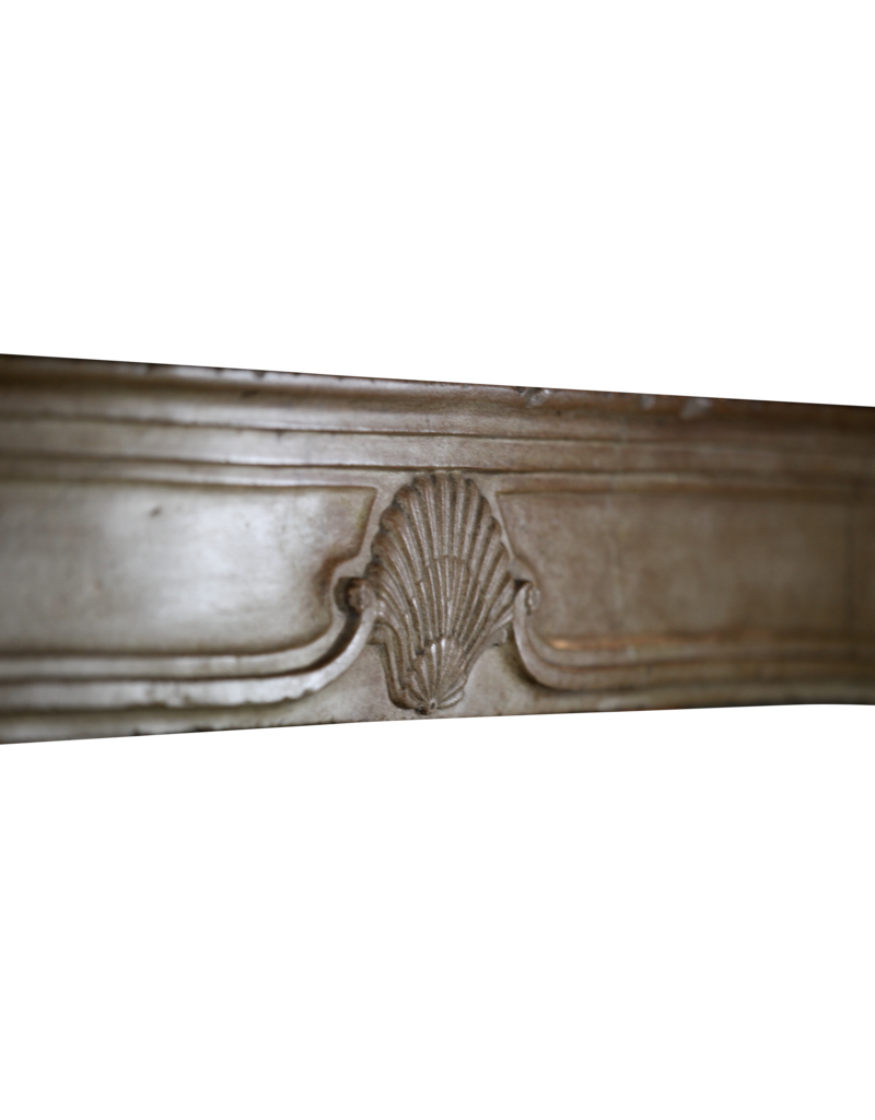 Maison Leon Van den Bogaert Elegante antike französische Kaminumrandung aus Stein