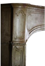 Maison Leon Van den Bogaert Elegante antike französische Kaminumrandung aus Stein
