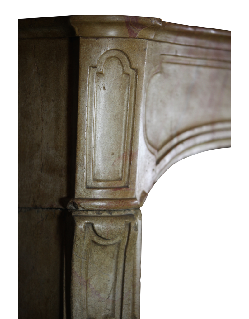 Maison Leon Van den Bogaert Elegante antike französische Kaminumrandung aus Stein