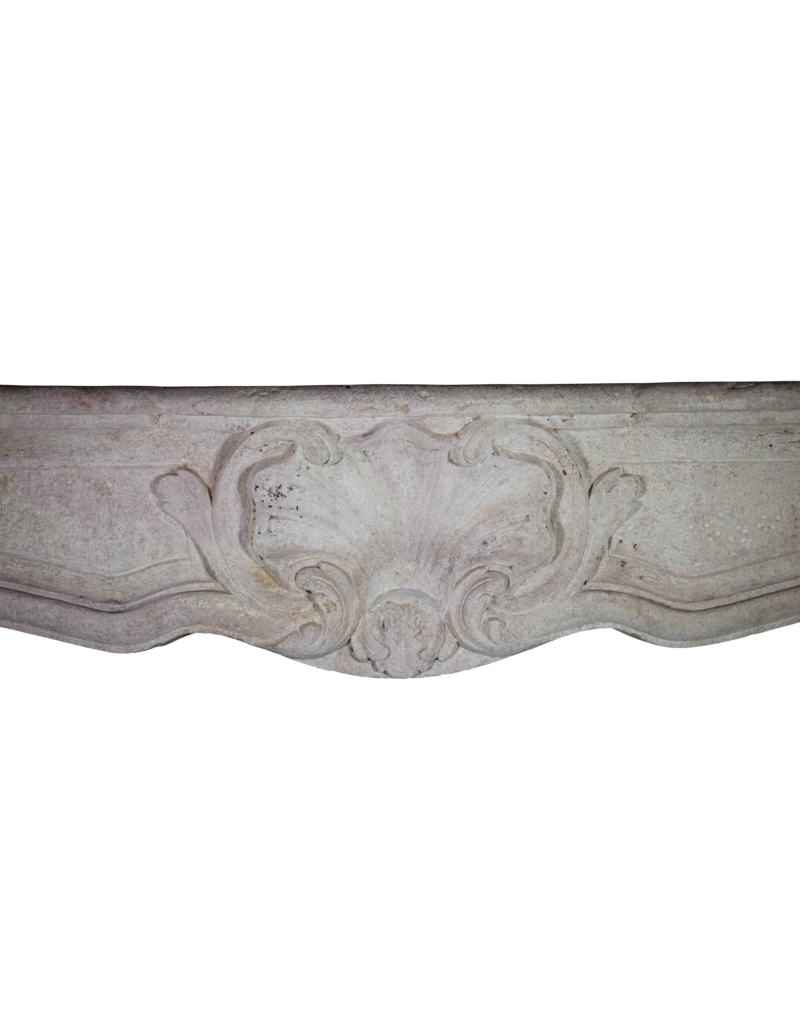 Maison Leon Van den Bogaert Klassische Kaminumrandung aus zweifarbigem Kalkstein