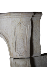 Maison Leon Van den Bogaert Klassische Kaminumrandung aus zweifarbigem Kalkstein