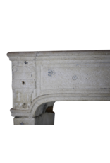 Maison Leon Van den Bogaert Französische Kaminumrandung aus Kalkstein im Directoire-Stil