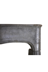 Maison Leon Van den Bogaert Feine klassische Kaminumrandung aus zweifarbigem Stein