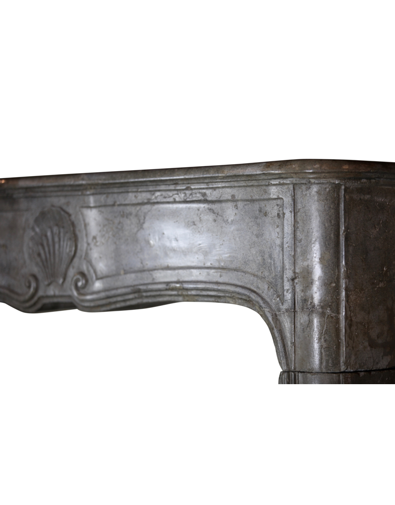 Maison Leon Van den Bogaert Feine klassische Kaminumrandung aus zweifarbigem Stein