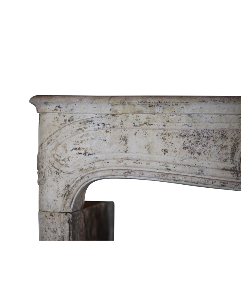 Maison Leon Van den Bogaert Zeitlose antike französische Kaminumrandung aus Kalkstein im Landhausstil