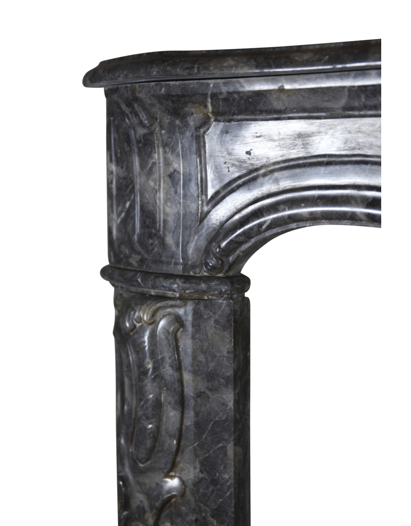 Maison Leon Van den Bogaert Elegante antike Kaminumrandung aus Marmor