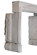 Maison Leon Van den Bogaert Antike Kaminverkleidung aus Kalkstein im Landhausstil