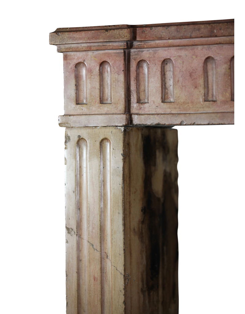 Maison Leon Van den Bogaert Klassische Kaminverkleidung aus zweifarbigem Kalkstein