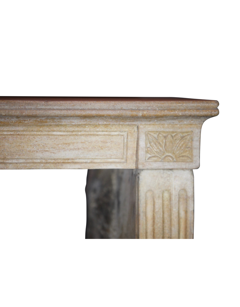 Maison Leon Van den Bogaert Feine antike Kaminverkleidung aus Marmor-Stein im klassischen Stil