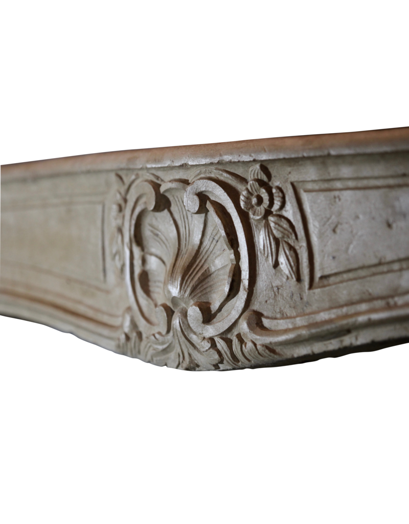 Maison Leon Van den Bogaert Klassische französische Kaminumrandung aus Kalkstein