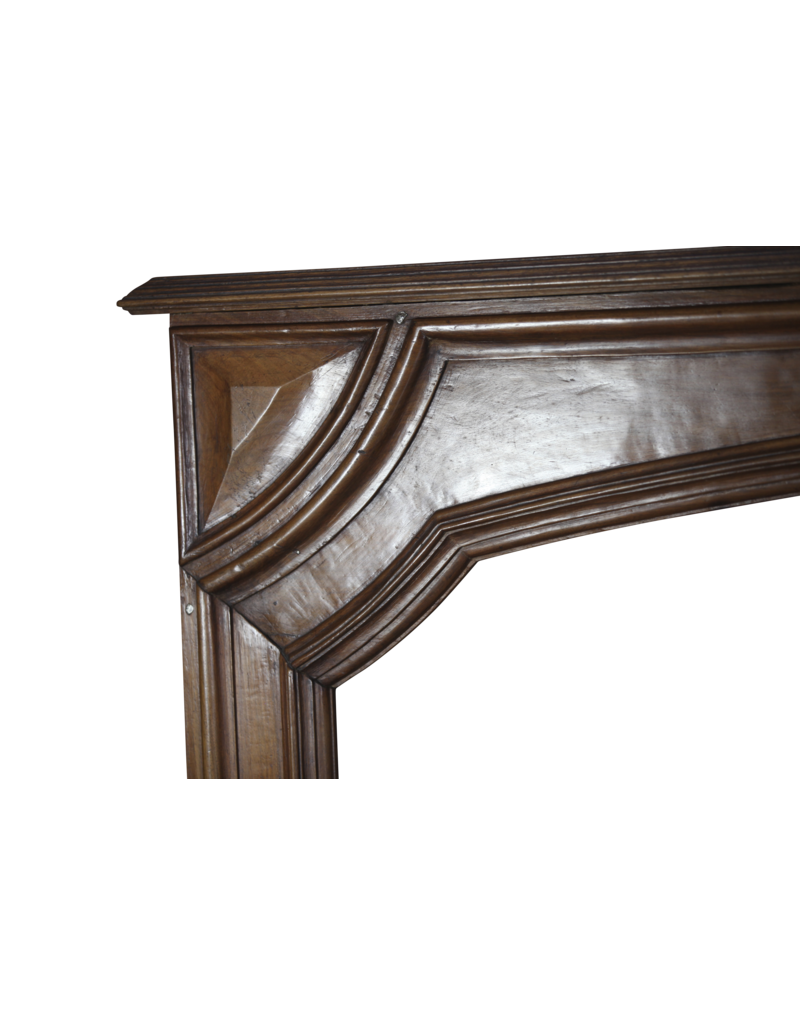 Maison Leon Van den Bogaert Elegante französische Vintage-Kaminumrandung aus Walnussholz