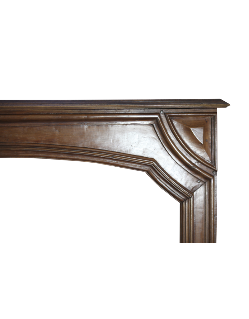 Maison Leon Van den Bogaert Elegante französische Vintage-Kaminumrandung aus Walnussholz