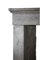 Maison Leon Van den Bogaert Zeitlos elegante antike Kaminumrandung aus blauem Stein