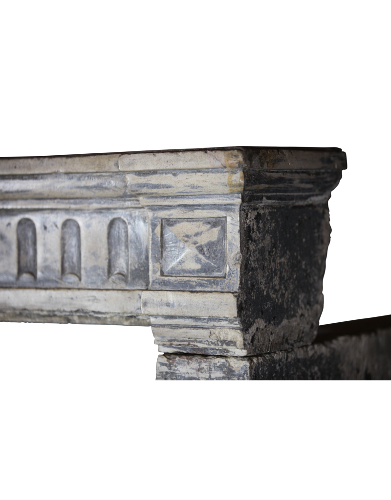 Maison Leon Van den Bogaert Französische Kaminumrandung aus Kalkstein im Landhausstil