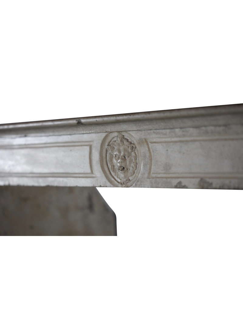 Maison Leon Van den Bogaert Elegante Kaminverkleidung aus Kalkstein