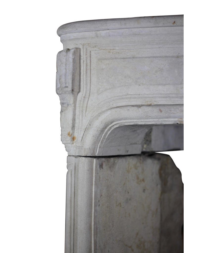 Maison Leon Van den Bogaert Klassische französische Kaminumrandung aus Kalkstein