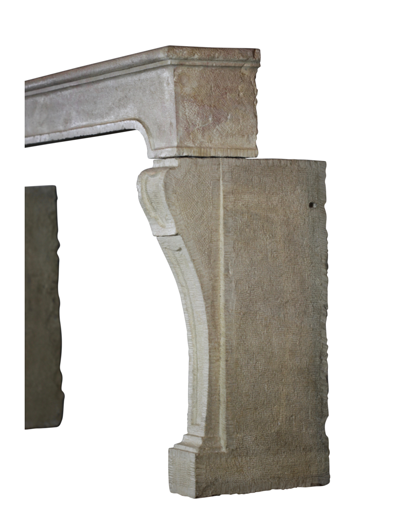 Maison Leon Van den Bogaert Breite klassische französische Kaminumrandung aus Kalkstein im Landhausstil