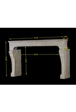 Maison Leon Van den Bogaert Breite klassische französische Kaminumrandung aus Kalkstein im Landhausstil