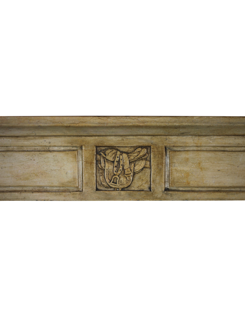 Maison Leon Van den Bogaert Feine französische Kaminumrandung aus dem 19. Jahrhundert mit dekorativem Sattelmotiv