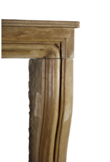Maison Leon Van den Bogaert Kleine elegante Kaminumrandung aus Stein