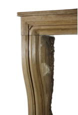 Maison Leon Van den Bogaert Kleine elegante Kaminumrandung aus Stein