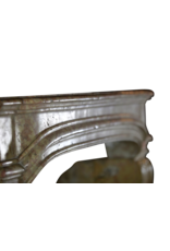 Maison Leon Van den Bogaert Französische Kaminumrandung aus zweifarbigem Hartstein