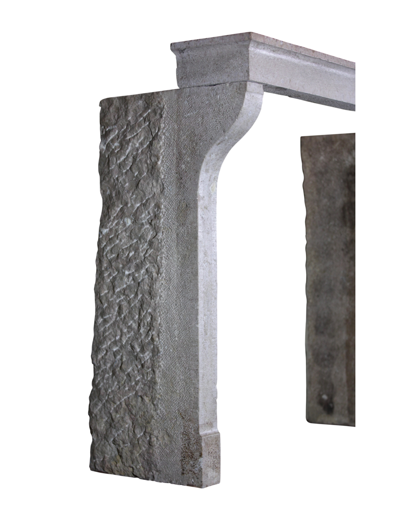 Maison Leon Van den Bogaert Kaminverkleidung aus Kalkstein im Landhausstil
