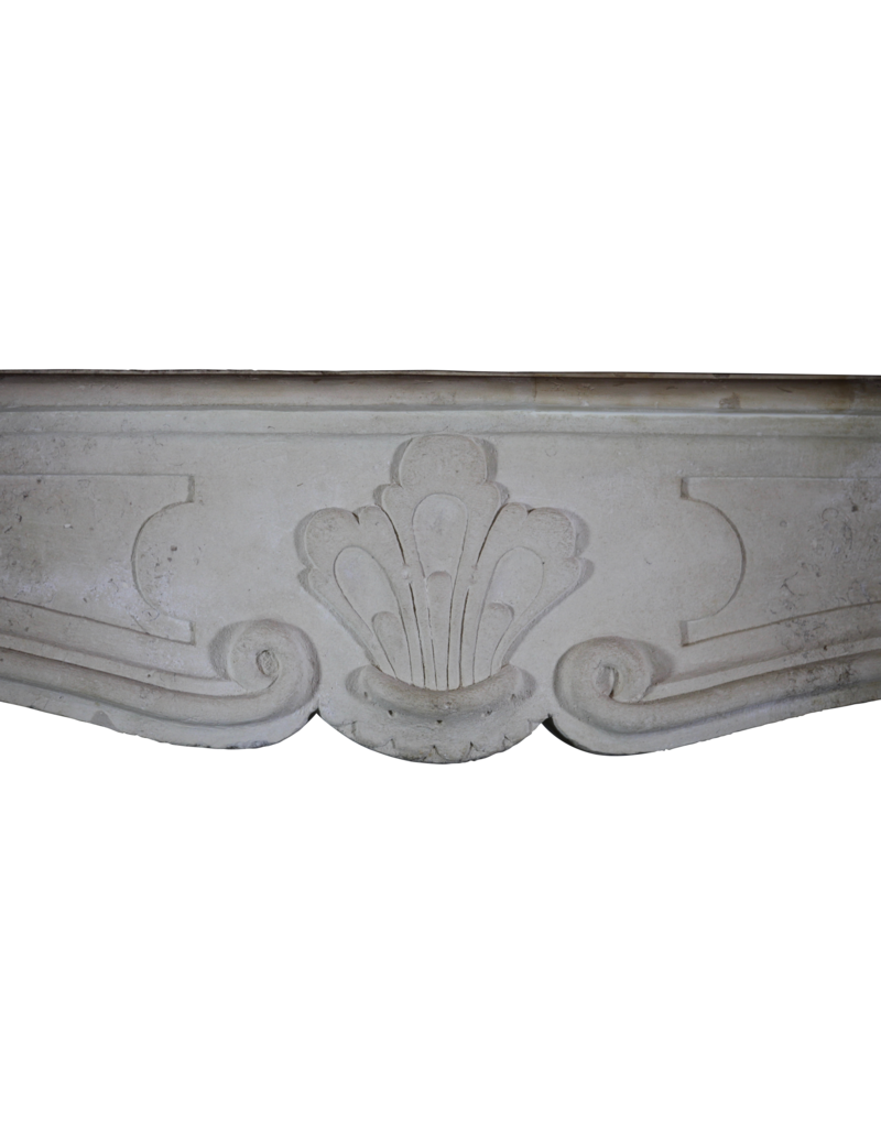 Maison Leon Van den Bogaert Antike Kaminumrandung im klassischen Landhausstil