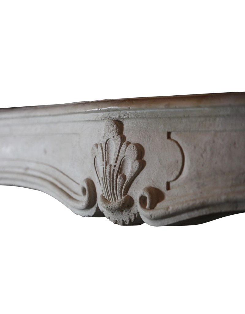 Maison Leon Van den Bogaert Antike Kaminumrandung im klassischen Landhausstil