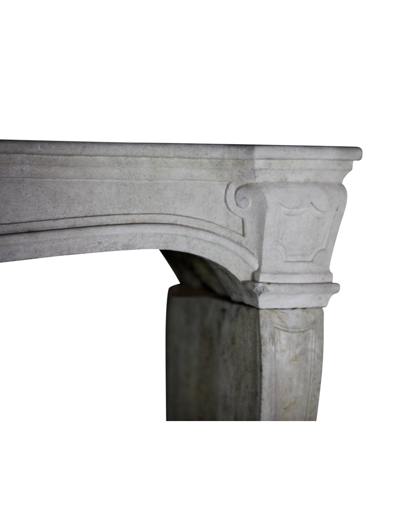 Maison Leon Van den Bogaert Kaminumrandung aus Kalkstein im klassisch-rustikalen Stil