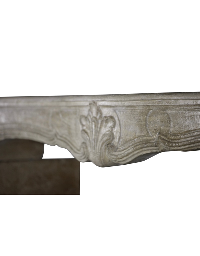 Maison Leon Van den Bogaert Klassische französische Kaminverkleidung aus Kalkstein