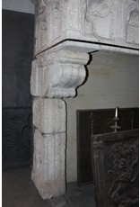 Maison Leon Van den Bogaert Große antike französische Kaminumrandung aus Kalkstein im Landhausstil