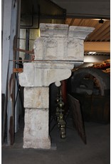 Maison Leon Van den Bogaert Große antike französische Kaminumrandung aus Kalkstein im Landhausstil