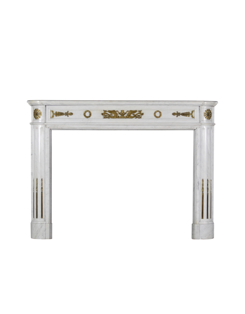 Maison Leon Van den Bogaert Französische Vintage-Kaminumrandung aus weißem Statuario-Marmor mit Messing