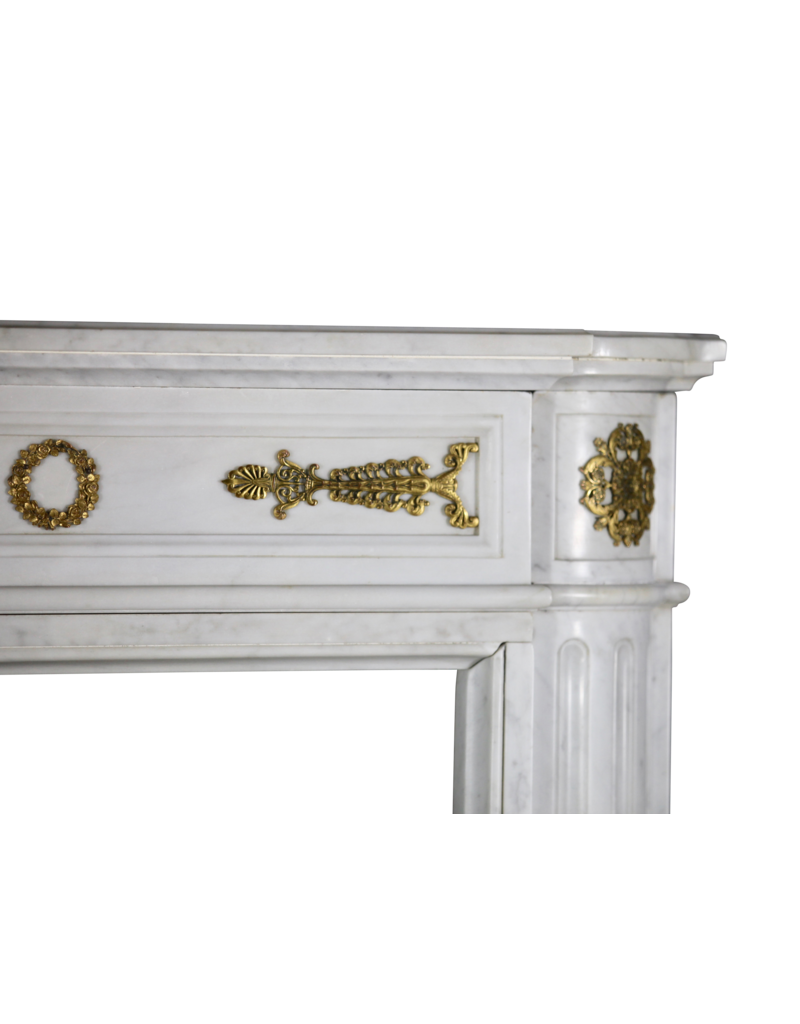 Maison Leon Van den Bogaert Französische Vintage-Kaminumrandung aus weißem Statuario-Marmor mit Messing