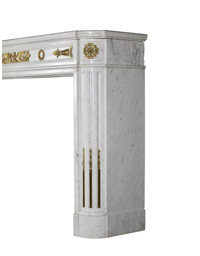 Maison Leon Van den Bogaert Französische Vintage-Kaminumrandung aus weißem Statuario-Marmor mit Messing