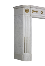 Maison Leon Van den Bogaert Französische Vintage-Kaminumrandung aus weißem Statuario-Marmor mit Messing