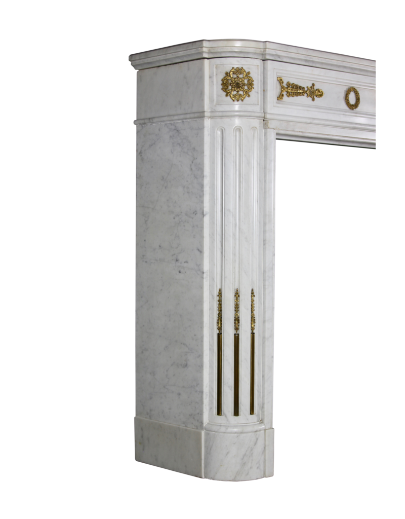 Maison Leon Van den Bogaert Französische Vintage-Kaminumrandung aus weißem Statuario-Marmor mit Messing