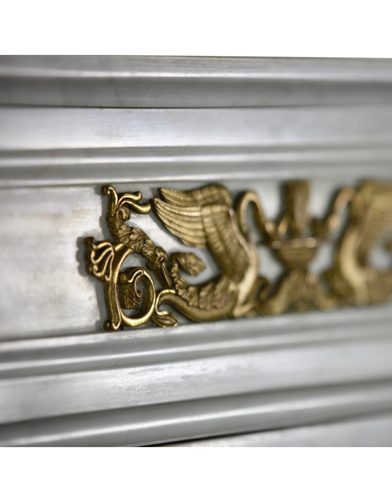 Maison Leon Van den Bogaert Französische Vintage-Kaminumrandung aus weißem Statuario-Marmor mit Messing
