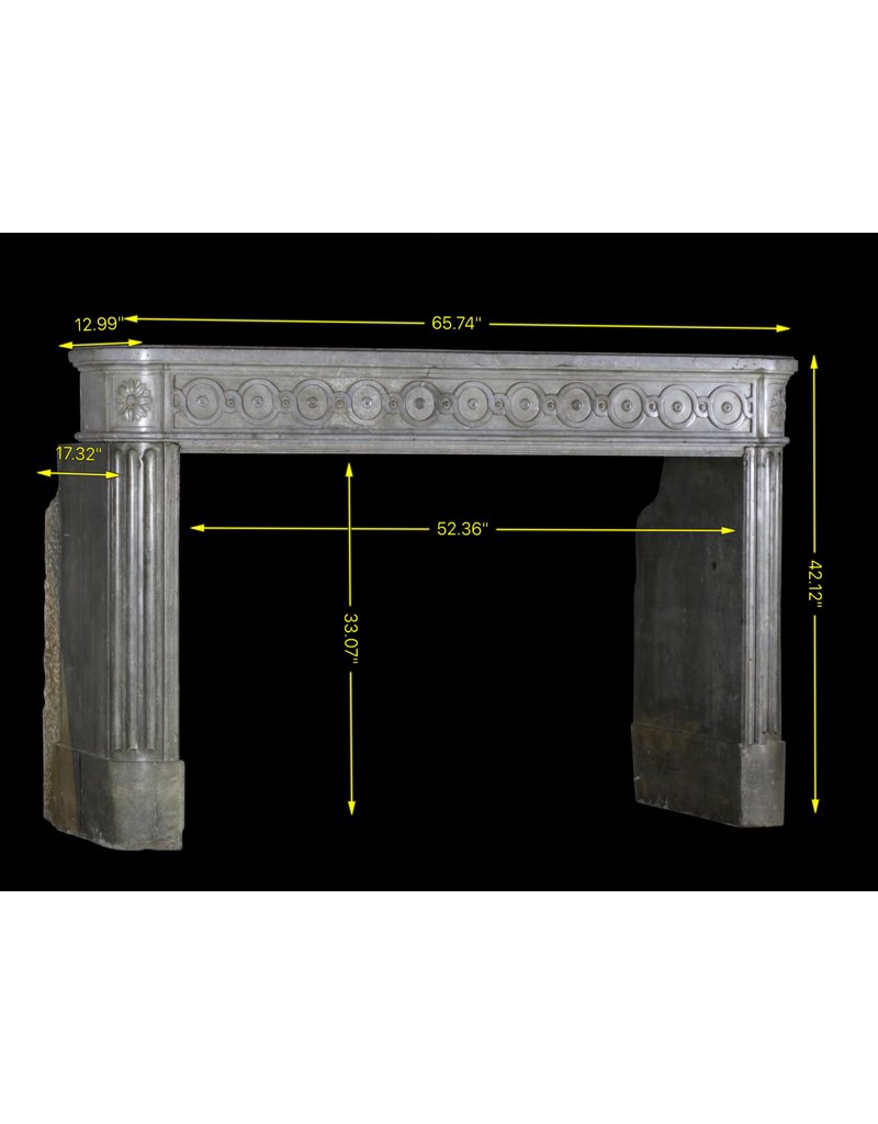 Maison Leon Van den Bogaert Große antike französische Kaminumrandung aus dem 18. Jahrhundert