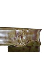 Maison Leon Van den Bogaert Elegante von der Natur geschaffene französische Kaminumrandung aus Kalkstein