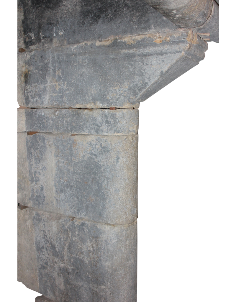 Maison Leon Van den Bogaert Große französische Vintage-Kaminumrandung aus hartem Kalkstein