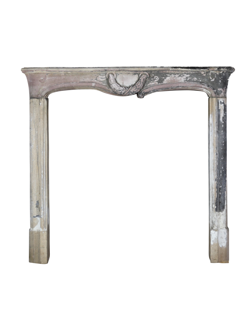Maison Leon Van den Bogaert Kleine französische graue Kaminumrandung aus Stein aus der Louis-XVI-Zeit