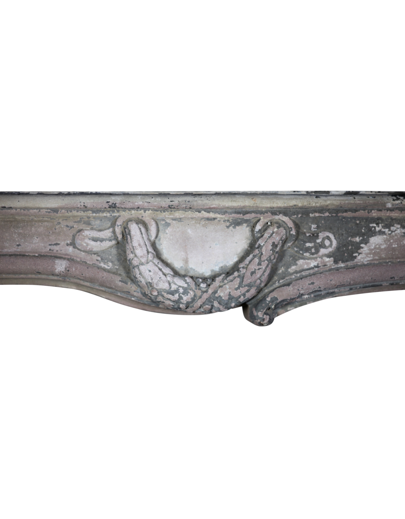 Maison Leon Van den Bogaert Kleine französische graue Kaminumrandung aus Stein aus der Louis-XVI-Zeit