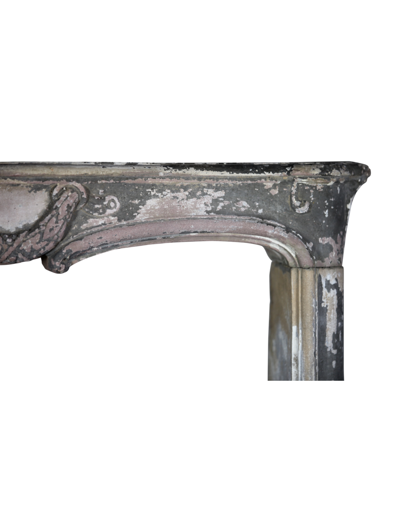 Maison Leon Van den Bogaert Kleine französische graue Kaminumrandung aus Stein aus der Louis-XVI-Zeit