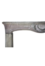 Maison Leon Van den Bogaert Kleine französische graue Kaminumrandung aus Stein aus der Louis-XVI-Zeit